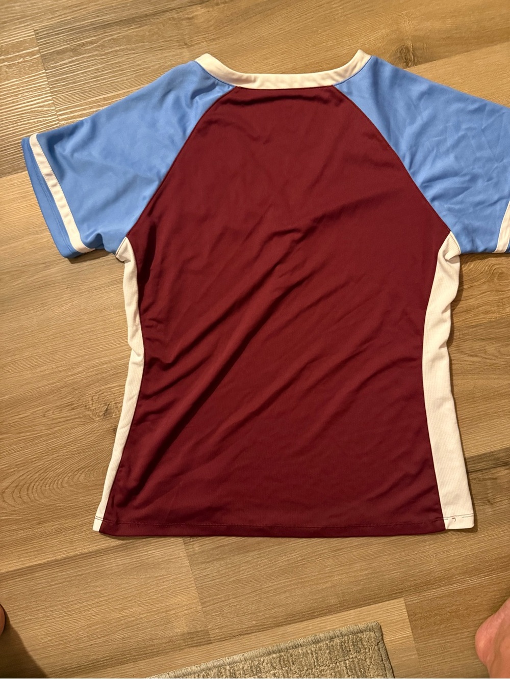 Women’s Philadelphia-Inspired Raglan Tee in Maroon and Light Blue - Picture 5 of 7